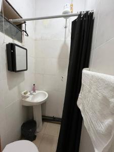 une salle de bains avec lavabo, toilettes et miroir dans l'établissement Monoambiente zona Centrico, à Posadas
