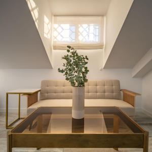 Una sala de estar con un sofá y una mesa de cristal. en William Martin Apartments, en Huelva 107 fotos más
