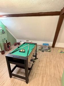 道恩Das kleine Vulkanhaus的房间中间的一张台球桌 更多38张照片