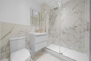 Koupelna v ubytování Beachwalk Apartments by Nova Suites + 30 fotografií