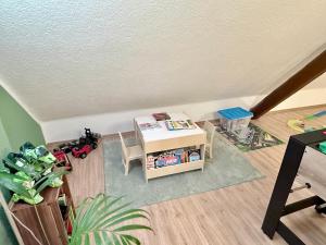 道恩Das kleine Vulkanhaus的一间客房内配有桌椅的房间