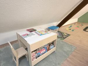 道恩Das kleine Vulkanhaus的一张小白桌子和椅子