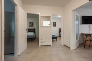 MK Apartments Delmenhorst nähe Bremen 1 في دلمنهورست: ممر مع غرفة معيشة وغرفة نوم