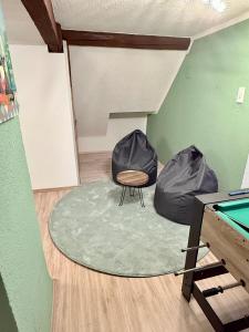 道恩Das kleine Vulkanhaus的一间带椅子和台球桌的房间