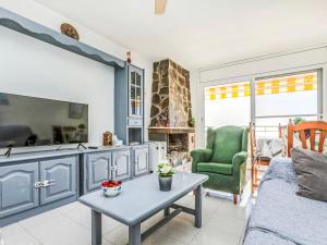 een woonkamer met een bank en een tafel bij Apartment Bahia by Interhome in Cunit