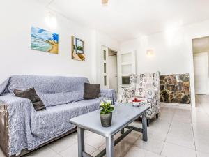 een woonkamer met een bank en een tafel bij Apartment Bahia by Interhome in Cunit