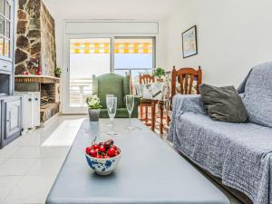 een woonkamer met een tafel met daarop een schaal fruit bij Apartment Bahia by Interhome in Cunit +15 foto's