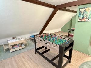 a room with a foosball table in a room at Das kleine Vulkanhaus in Daun