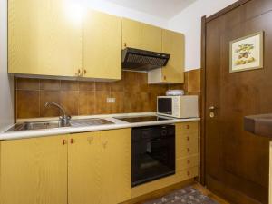 Kuchyň nebo kuchyňský kout v ubytování Studio Tigli-2 by Interhome