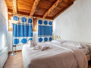 Schlafzimmer mit einem Bett mit blauen und weißen Vorhängen in der Unterkunft Apartment Verrand by Interhome in Verrand