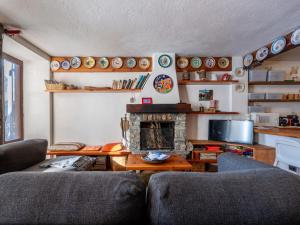 ein Wohnzimmer mit zwei Sofas und einem Kamin in der Unterkunft Apartment Verrand by Interhome in Verrand