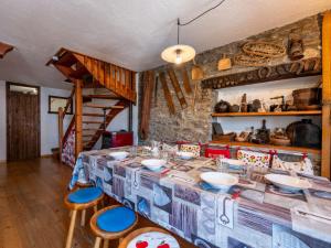 ein Esszimmer mit Tisch und Stühlen in der Unterkunft Apartment Verrand by Interhome in Verrand + 23 Fotos