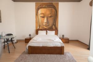 una camera da letto con un letto con una grande testata sul muro di Afternoon Desire a Ponta Delgada