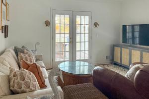 Et tv og/eller underholdning på Quiet and Stylish Waterfront Gem with Dock in Eatonton