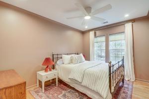 En eller flere senge i et værelse på Quiet and Stylish Waterfront Gem with Dock in Eatonton