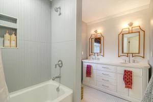 Et badeværelse på Quiet and Stylish Waterfront Gem with Dock in Eatonton + 32 billeder