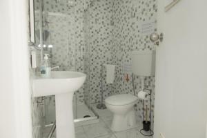 un bagno con lavandino, WC e doccia di Afternoon Desire a Ponta Delgada Altre 48 foto