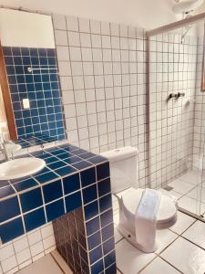 un baño con inodoro y lavabo en Pousada Casa Palo, en Itacaré