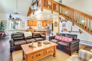 Posezení v ubytování 2 Mi to Fool Hollow Lake Wooded Cabin with Fire Pit