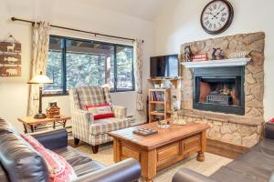 Posezení v ubytování 2 Mi to Fool Hollow Lake Wooded Cabin with Fire Pit