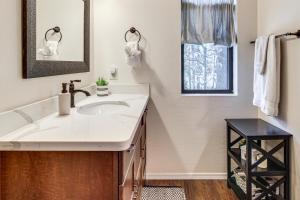 Fotografie z fotogalerie ubytování 2 Mi to Fool Hollow Lake Wooded Cabin with Fire Pit v destinaci Show Low + 18 fotografií