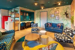 Una sala de estar con un sofá y sillas y una mesa. en Urban Hotel & Spa Aix-les-Bains - BW Signature Collection, en Aix-les-Bains