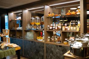een restaurant met een plank vol eten bij Best Western Plus Le Conquerant Rouen Nord in Bois-Guillaume