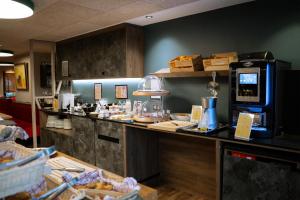 Una cocina o cocineta en Best Western Plus Le Conquerant Rouen Nord