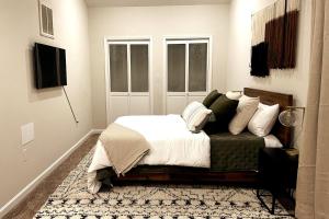 a bedroom with a bed and a green couch at Apple Mountain Retreat at Shenandoah National Park 