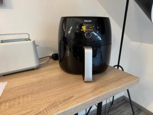 un processore alimentare seduto sopra un tavolo di legno di Wunderschöne und helle Wohnung a Büttelborn