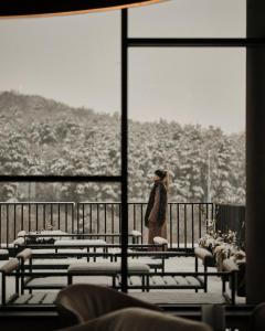 Nespecifikovaný výhled na hory nebo výhled na hory při pohledu z hotelu