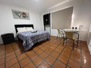 Habitación doble superior en el centro, con baño في كوريكو: غرفة نوم بها سرير وطاولة وكراسي