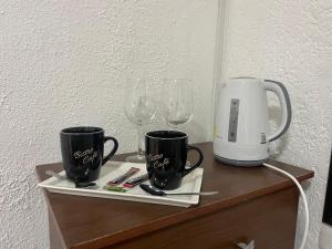 Habitación doble superior en el centro, con baño في كوريكو: كوبان من القهوة وكأسان من النبيذ على طاولة +17 صورة