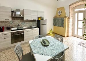 a kitchen with a table and chairs in a room at Gasparro House in Turi