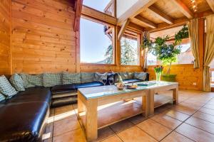 Et opholdsområde på Chalet Johmarons Les Gets - by PAJ + 21 billeder