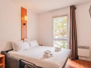 En eller flere senge i et værelse på Séjours & Affaires Nantes La Beaujoire + 43 billeder