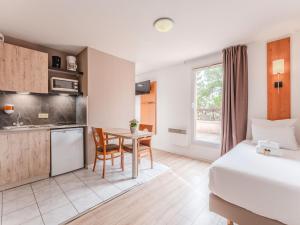 Køkken eller tekøkken på Séjours & Affaires Nantes La Beaujoire