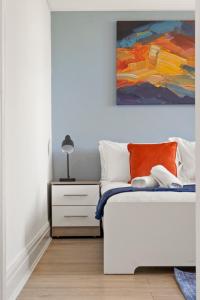 Postel nebo postele na pokoji v ubytování Stylish 5 Bed Home in Forest Hill by Amber Stays, Perfect for Business & Contractors Sleeps 16