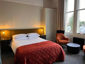 Postel nebo postele na pokoji v ubytování The Graeme Hotel