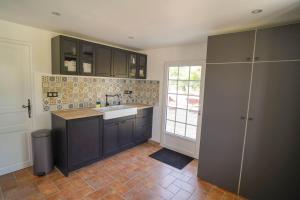 Una cocina o cocineta en Maison Héléna by hellofriends, au vert, piscine, padel