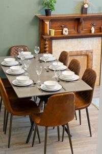 Posezení v ubytování Stylish 5 Bed Home in Forest Hill by Amber Stays, Perfect for Business & Contractors Sleeps 16