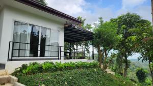 una casa con balcone e giardino di Edades Farms a Taysan