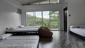 una camera con tre letti e una grande finestra di Edades Farms a Taysan Altre 16 foto