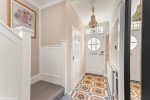 Fotografie z fotogalerie ubytování Stylish 5 Bed Home in Forest Hill by Amber Stays, Perfect for Business & Contractors Sleeps 16 v destinaci Forest Hill