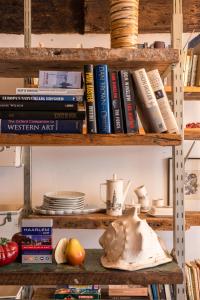 Η βιβλιοθήκη του διαμερίσματος