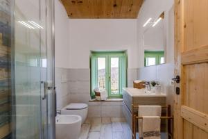 Et badeværelse på Italian Experience-Zena Apartment + 40 billeder