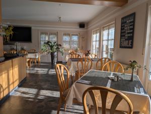 Landhaus Hotel Müller في Ringheim: غرفة طعام بها طاولة وكراسي