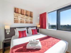 Una cama o camas en una habitación de Residhome Toulouse Tolosa 19 fotos más