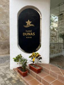 Un cartel del Hotel Dumas en el lateral de un edificio. en Hotel Dunas Boavista, en Sal Rei