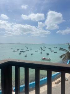 un grupo de barcos en el agua en una playa en Hotel Dunas Boavista, en Sal Rei 24 fotos más